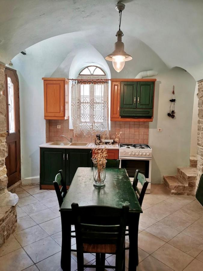 Yi Artistry 1-Bedroom Medieval Holiday House Kalamoti Exteriör bild