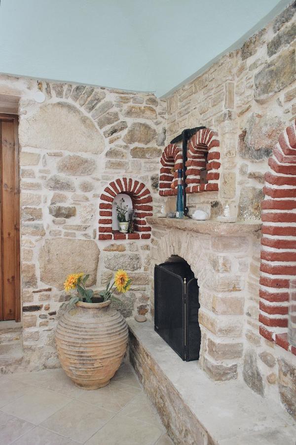 Yi Artistry 1-Bedroom Medieval Holiday House Kalamoti Exteriör bild