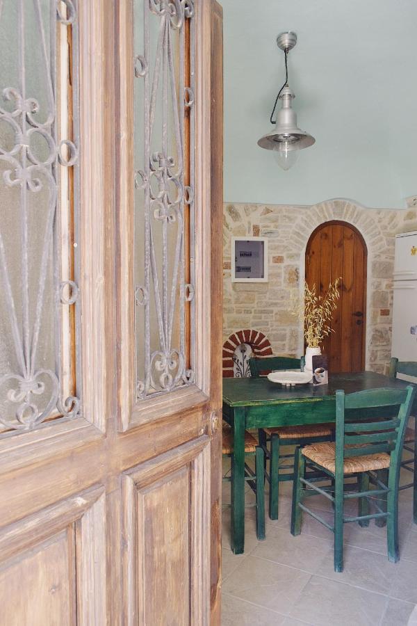 Yi Artistry 1-Bedroom Medieval Holiday House Kalamoti Exteriör bild