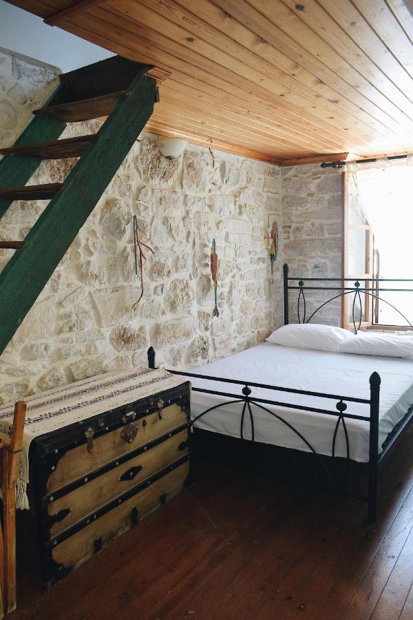 Yi Artistry 1-Bedroom Medieval Holiday House Kalamoti Exteriör bild