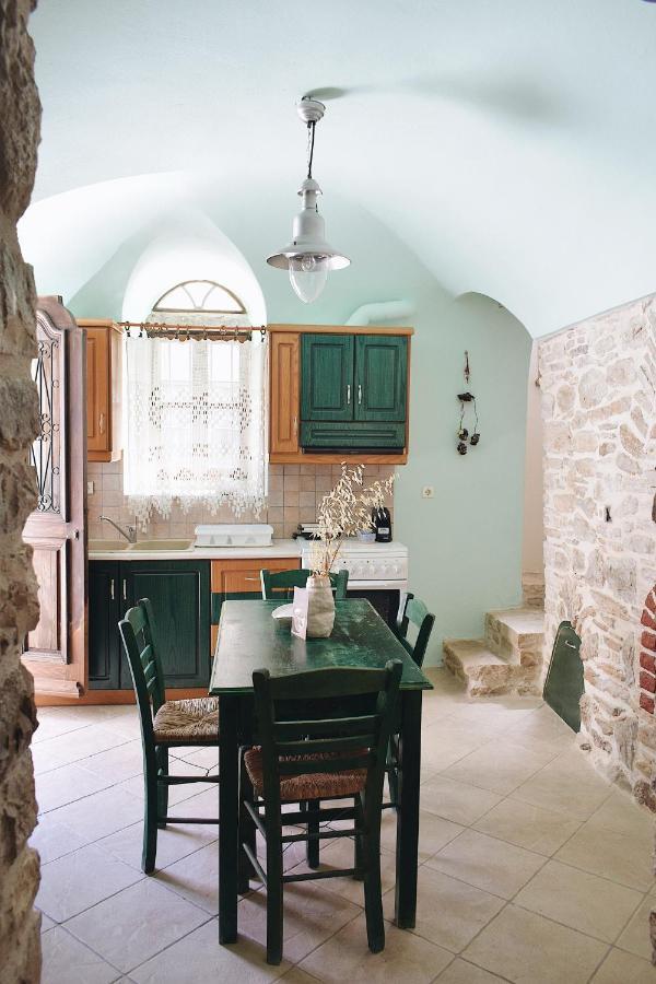 Yi Artistry 1-Bedroom Medieval Holiday House Kalamoti Exteriör bild