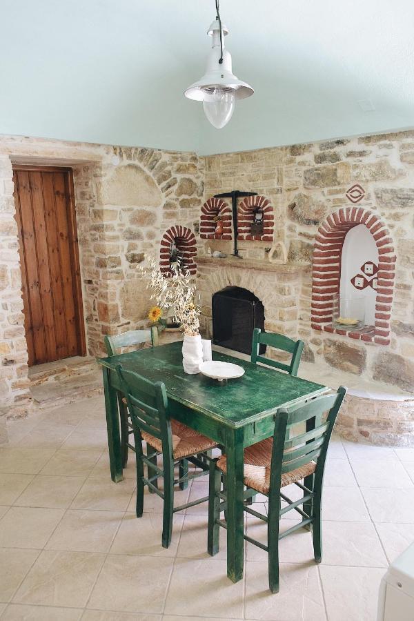 Yi Artistry 1-Bedroom Medieval Holiday House Kalamoti Exteriör bild