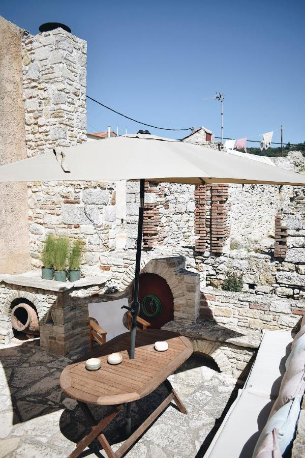 Yi Artistry 1-Bedroom Medieval Holiday House Kalamoti Exteriör bild