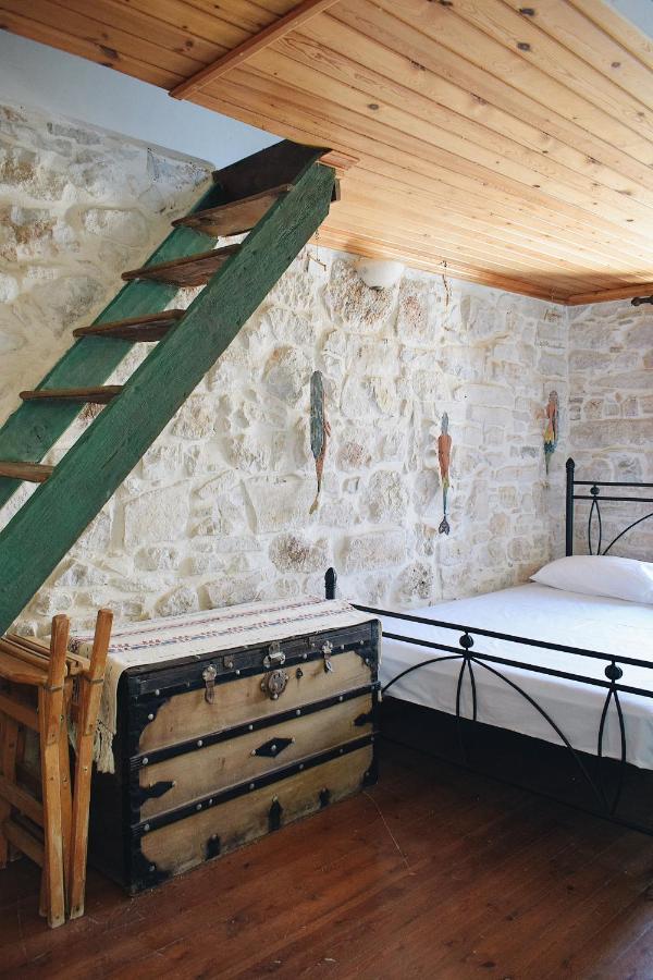 Yi Artistry 1-Bedroom Medieval Holiday House Kalamoti Exteriör bild